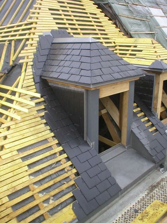 Lucarne couverte en ardoise avec raccords en zinc, travail de couvreur-zingueur