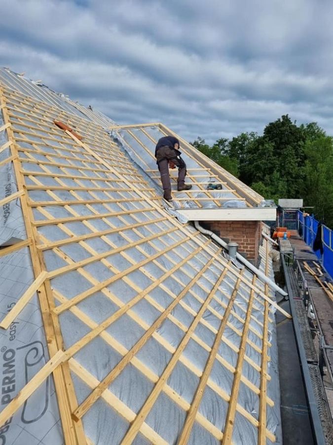 Pose des liteaux sur écran de sous-toiture avant la couverture, charpentier couvreur