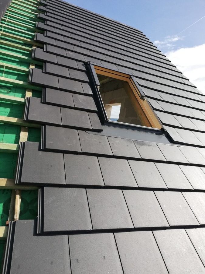Toiture en tuiles plates anthracite avec fenêtre de toit encastrée, couvreur Val-de-Marne